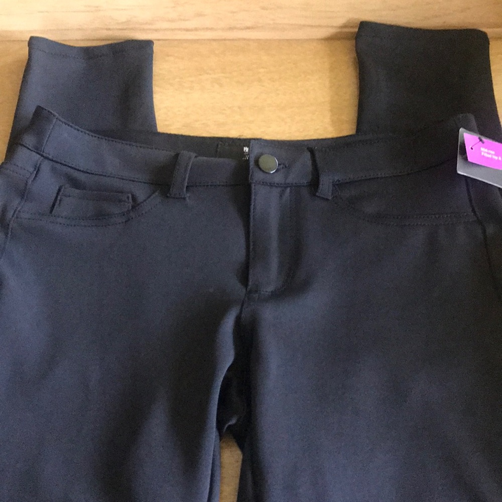 Black skinny stretch mid rise- fitted hip/thigh